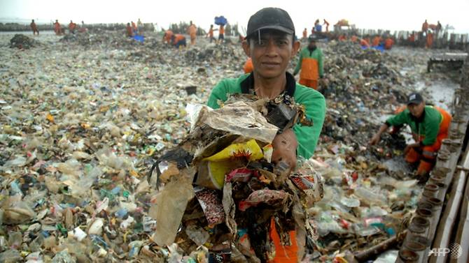 indonesian island clean up nets 40 tonnes of rubbish daily