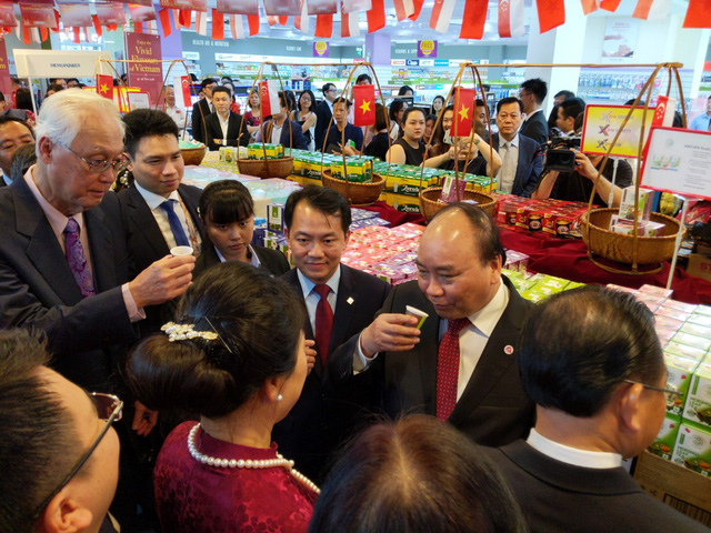 Prime minister kick-starts Vietnamese goods fair in Singapore