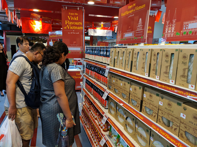 <em>Consumers browse for products at the Vietnamese Goods Week.</em> <em>Photo:</em> Tuoi Tre