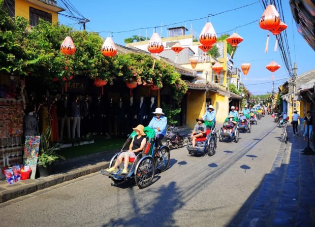 Vietnam tourism sector sets new record for foreign arrivals