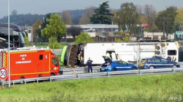 33 hurt as paris london bus overturns in france