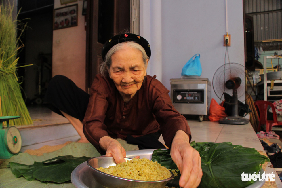 Vietnam family surpass 70 years making Hanoi’s signature autumn food