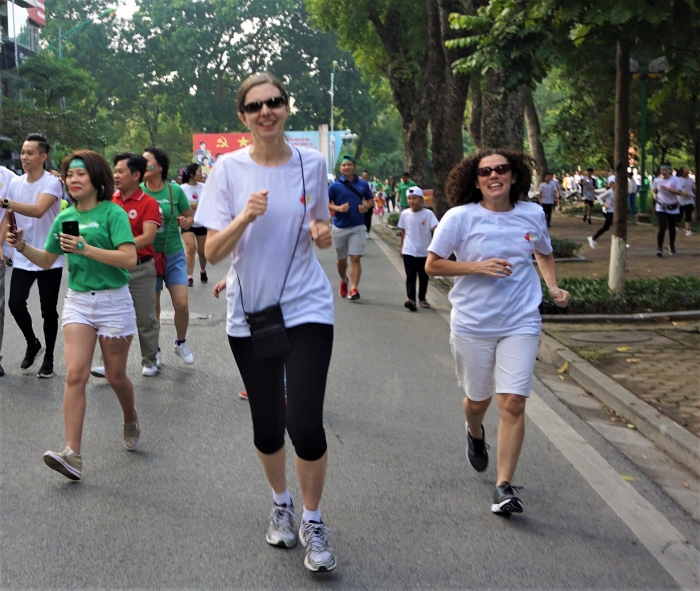 Canadian Ambassador accompanies Hanoi Run for Children 2019