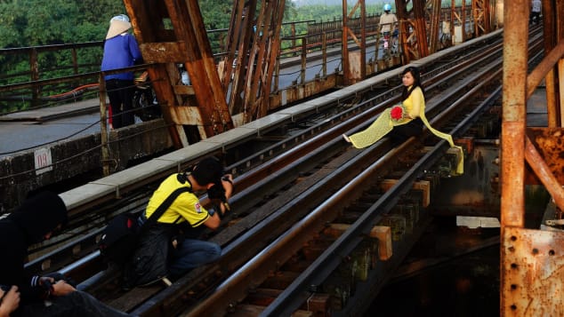 CNN: Hanoi's Long Bien bridge replaces train street as selfie hotspot