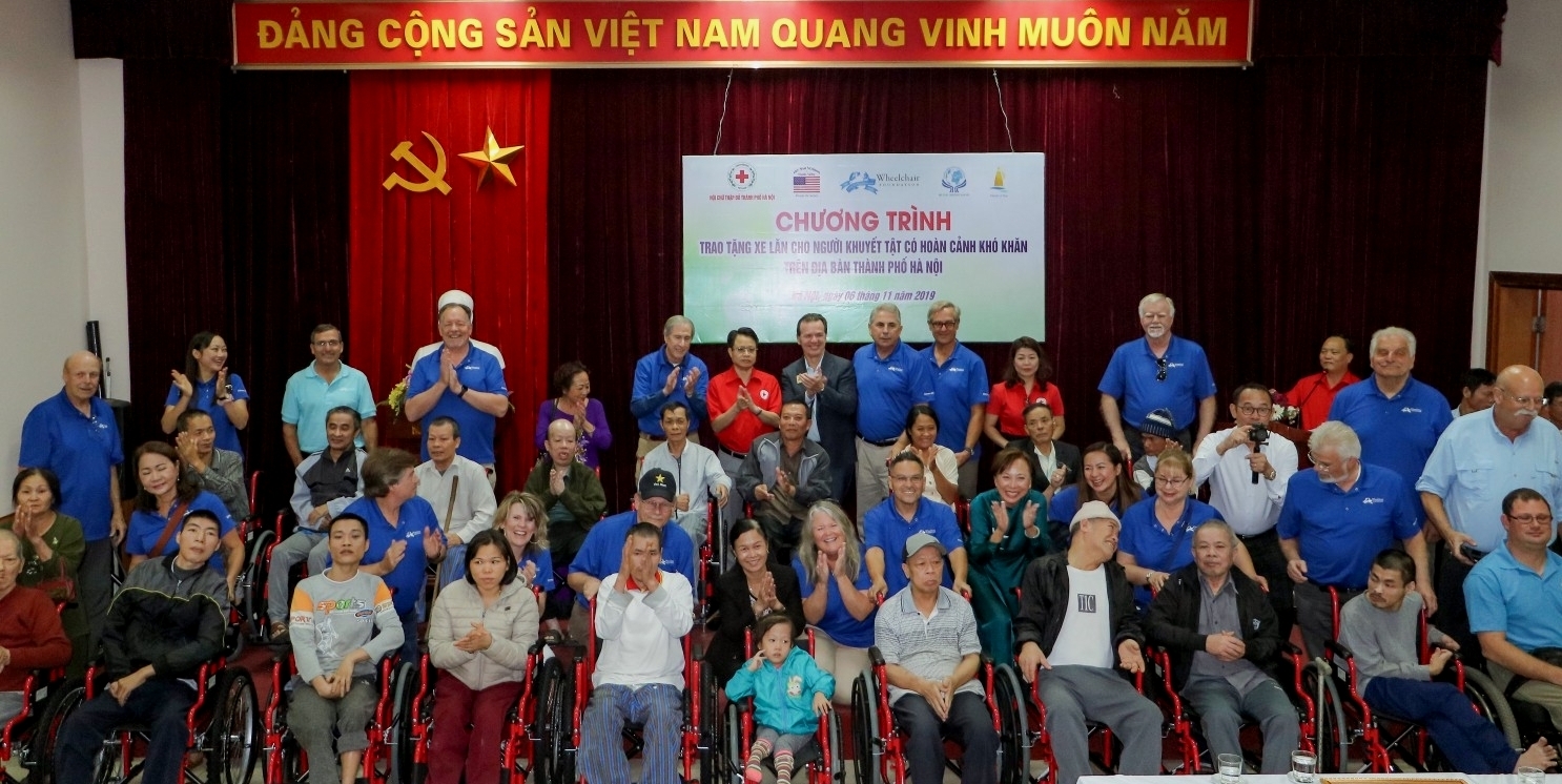 Wheelchair Foundation hands over 160 wheelchairs to Hanoi disabled