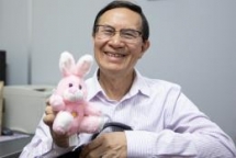 vietnamese lecturer bears in mind student involvement in class with stuffed animal gifts