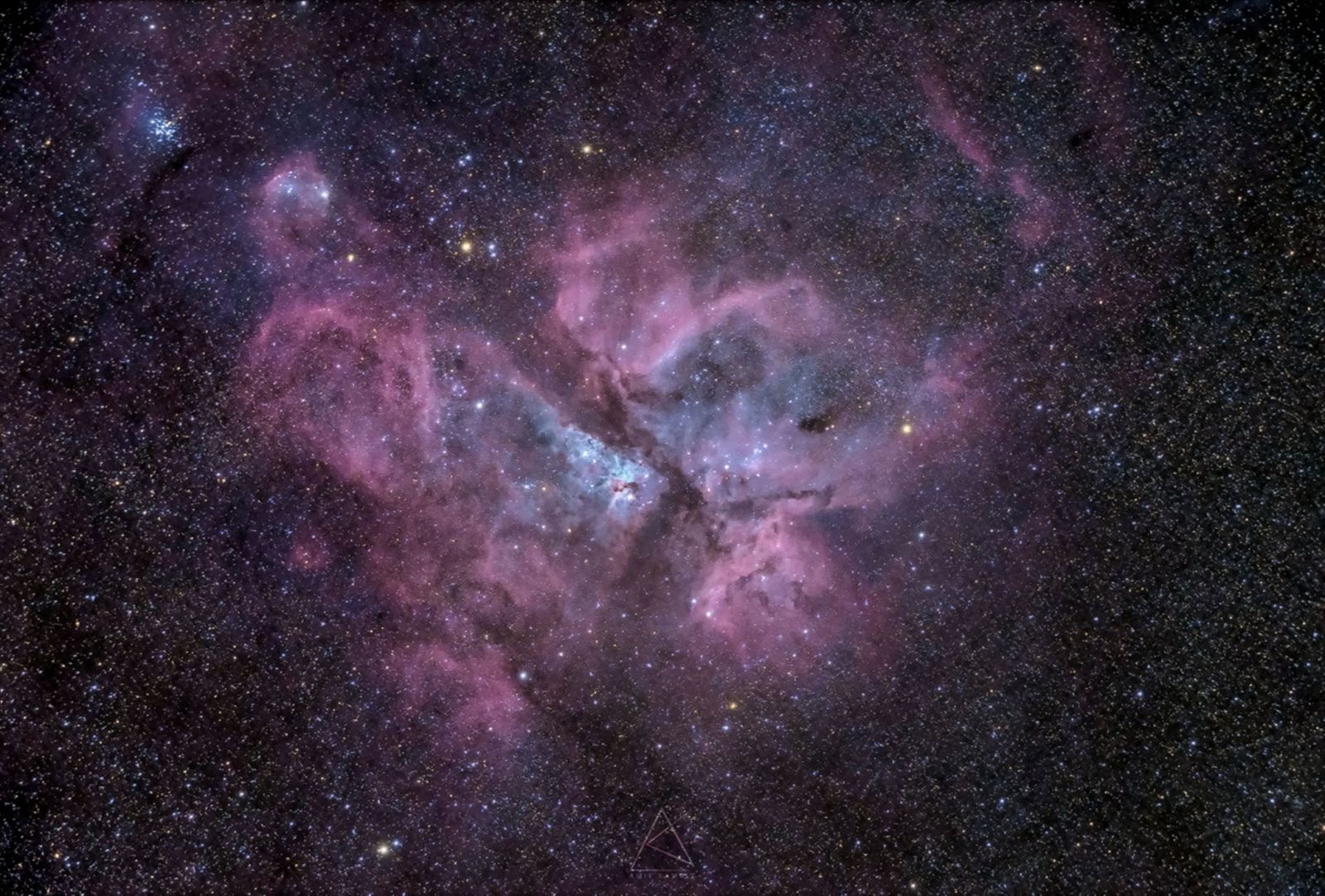 Amazing Photos of a Colorful Cosmic Cloud