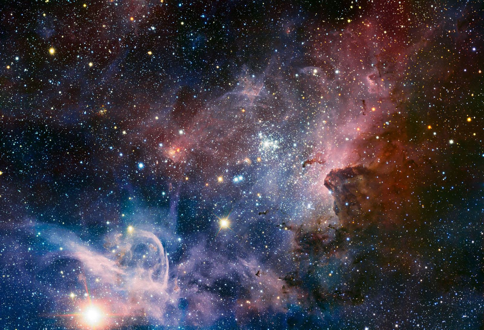 Amazing Photos of a Colorful Cosmic Cloud