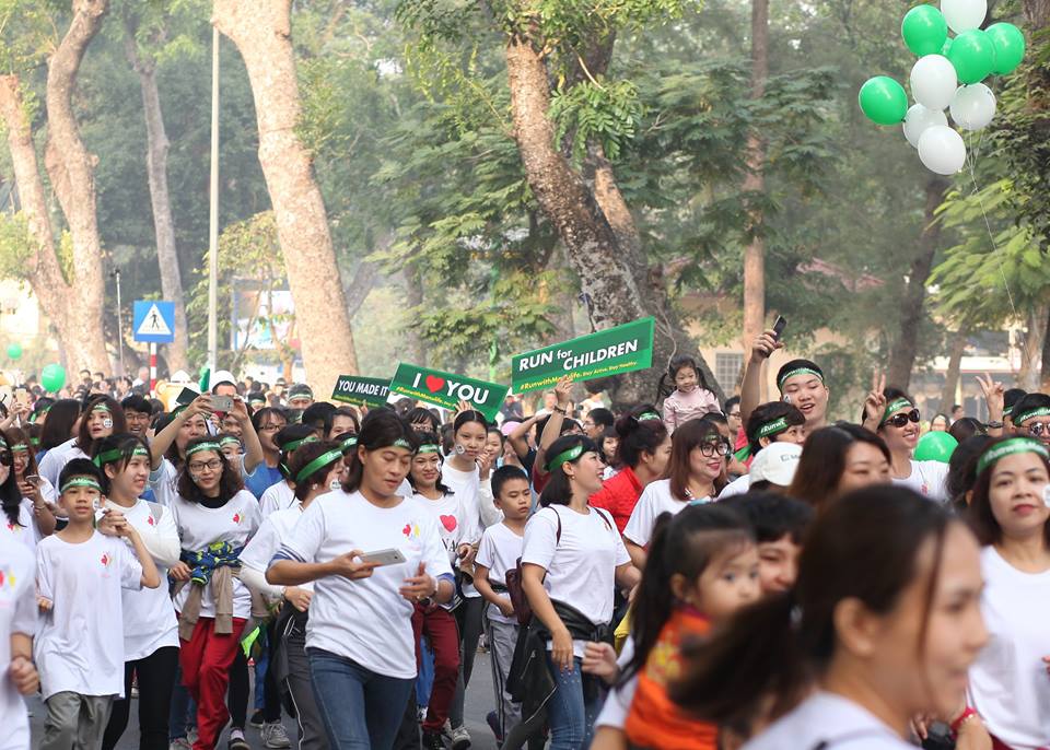 Thousands joins Hanoi Run for Children 2016