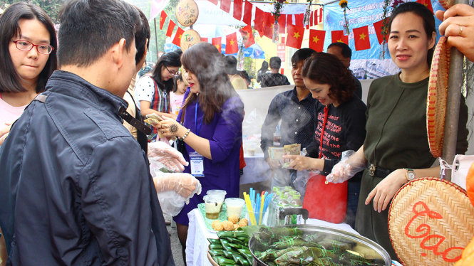 Thousands head for Hanoi food fest
