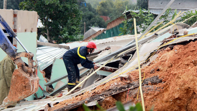 At least 4 people killed by landslide in Nha Trang