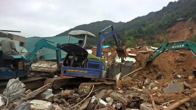 at least 4 people killed by landslide in nha trang