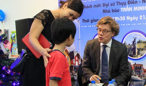 swedish ambassador meets with ho chi minh city bookworms