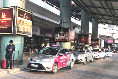 vietnamese taxi drivers cut fares to lure airport customers back from uber grab