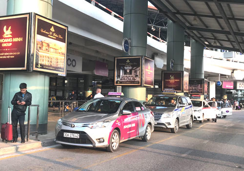 Vietnamese taxi drivers cut fares to lure airport customers back from Uber, Grab