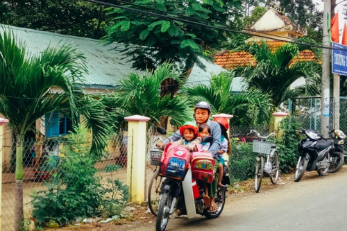 vietnamese man brings poor children to school on bike for past eight years