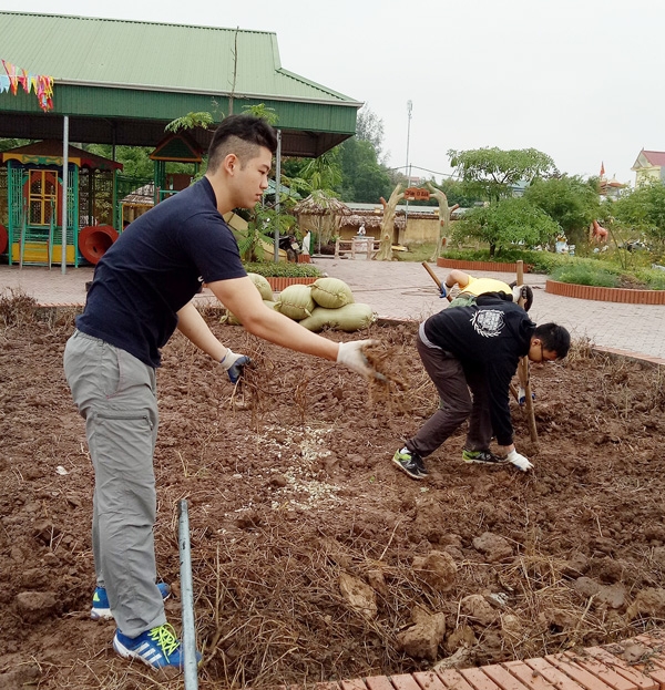 singaporean volunteers meaningful works in hai duong province