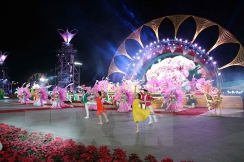 free wine for visitors at da lat flower festival