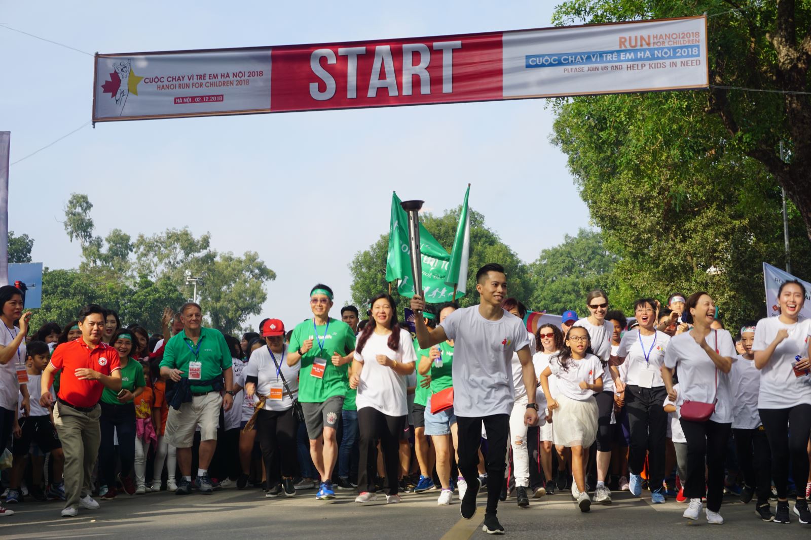 canadian ambassador enjoys the energy of hanoi run for children 2018