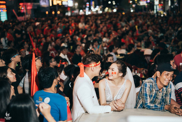 Young couple’s wedding photos taken during Vietnam-wide celebration of AFF title wow netizens