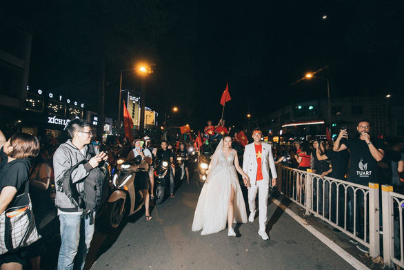 Young couple’s wedding photos taken during Vietnam-wide celebration of AFF title wow netizens