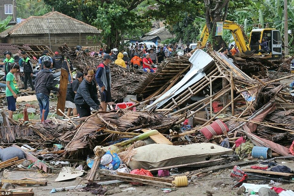 indonesia tsunami death toll hits 168 hundreds more injured