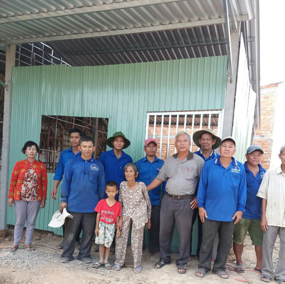 Poor men volunteer to build houses for needier people in southern Vietnam