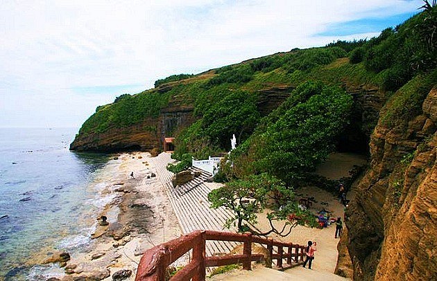 Path to Chua Hang (lit. cave pagoda), Ly Son Island. Photo: Internet