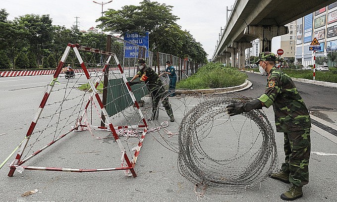 Soldiers and militia members removing checkpoints in Thao Dien Ward, Thu Duc City. Photo: VNExpress