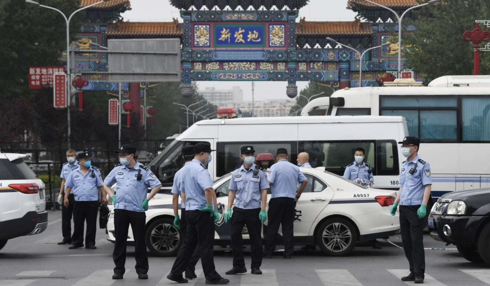 Xinfadi-market,-the-largest-wholesale-food-market-in-Beijing,-is-at-the-center-of-the-city's-latest-coronavirus-outbreak.-Photo:-CNN