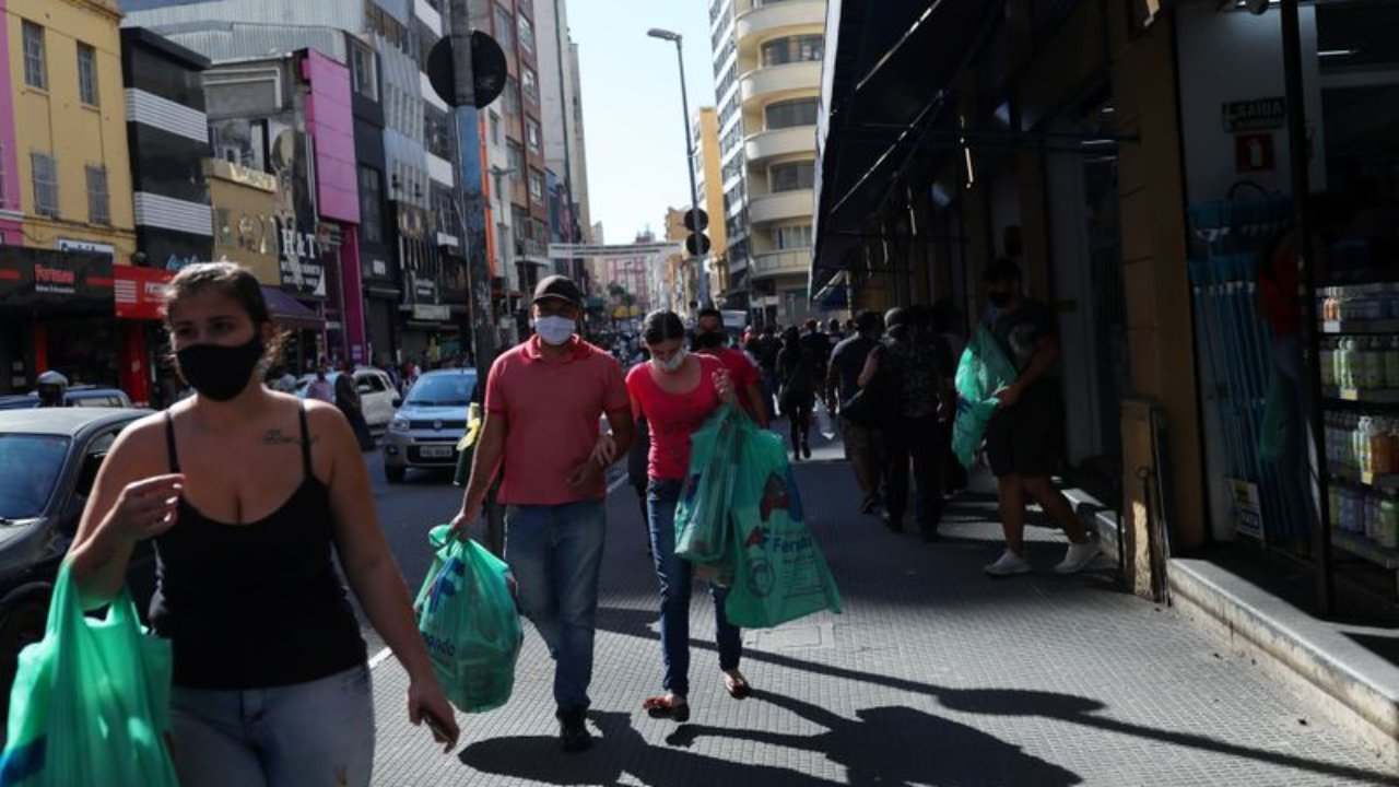 People-walk-with-bags-at-a-popular-shopping-street-amid-the-coronavirus-disease-(COVID-19)-outbreak,-in-Sao-Paulo,-Brazil,-June-19,-2020.-Photo:-Reuter